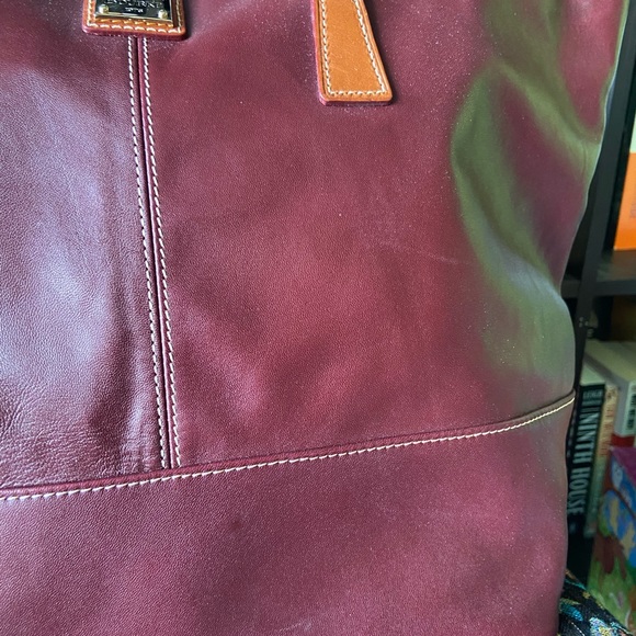 🌸SOLD🌸 Dooney and Bourke Large Tote in Burgundy - Very Good Used Condition - Picture 4 of 10
